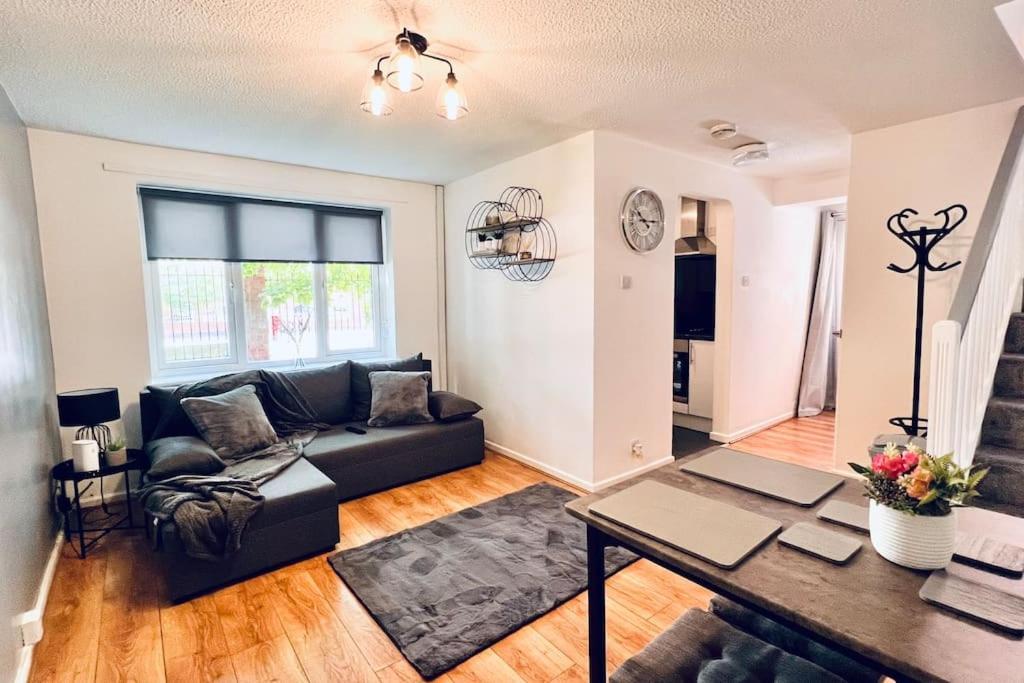 Urban Bliss Stylish Townhouse With Free Parking For A Convenient City Stay Liverpool Zewnętrze zdjęcie