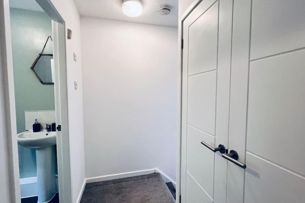 Urban Bliss Stylish Townhouse With Free Parking For A Convenient City Stay Liverpool Zewnętrze zdjęcie