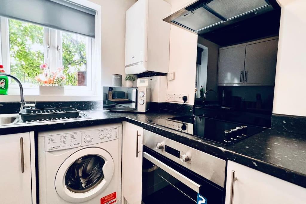 Urban Bliss Stylish Townhouse With Free Parking For A Convenient City Stay Liverpool Zewnętrze zdjęcie