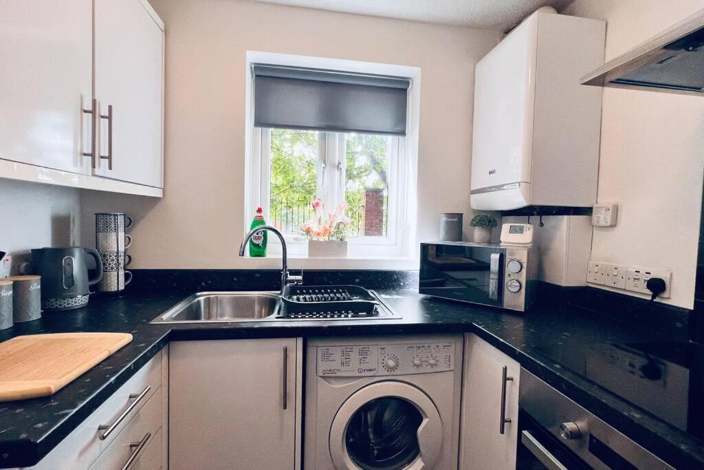 Urban Bliss Stylish Townhouse With Free Parking For A Convenient City Stay Liverpool Zewnętrze zdjęcie