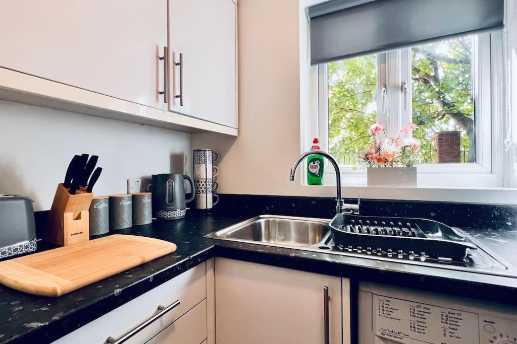 Urban Bliss Stylish Townhouse With Free Parking For A Convenient City Stay Liverpool Zewnętrze zdjęcie