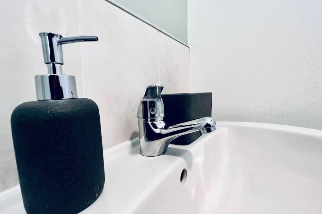 Urban Bliss Stylish Townhouse With Free Parking For A Convenient City Stay Liverpool Zewnętrze zdjęcie