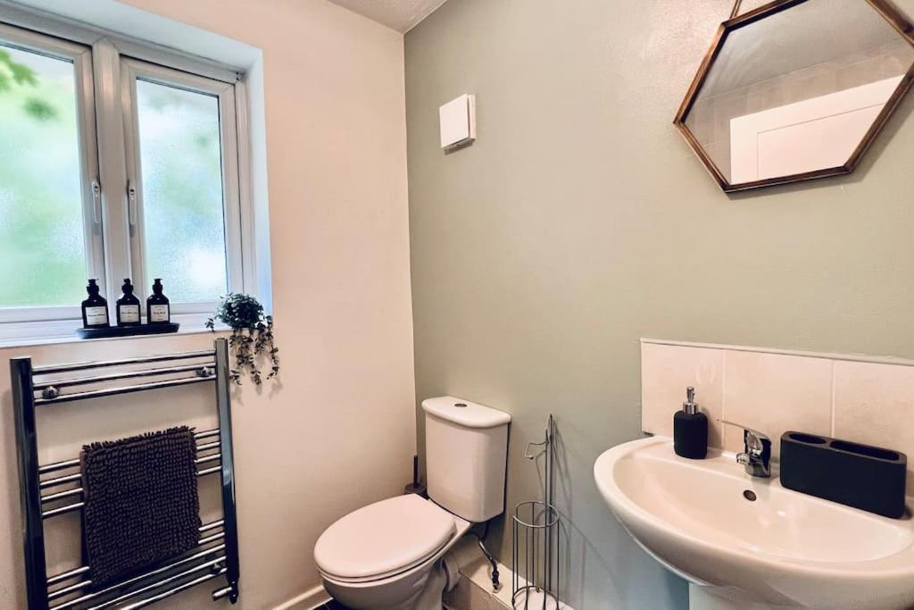 Urban Bliss Stylish Townhouse With Free Parking For A Convenient City Stay Liverpool Zewnętrze zdjęcie
